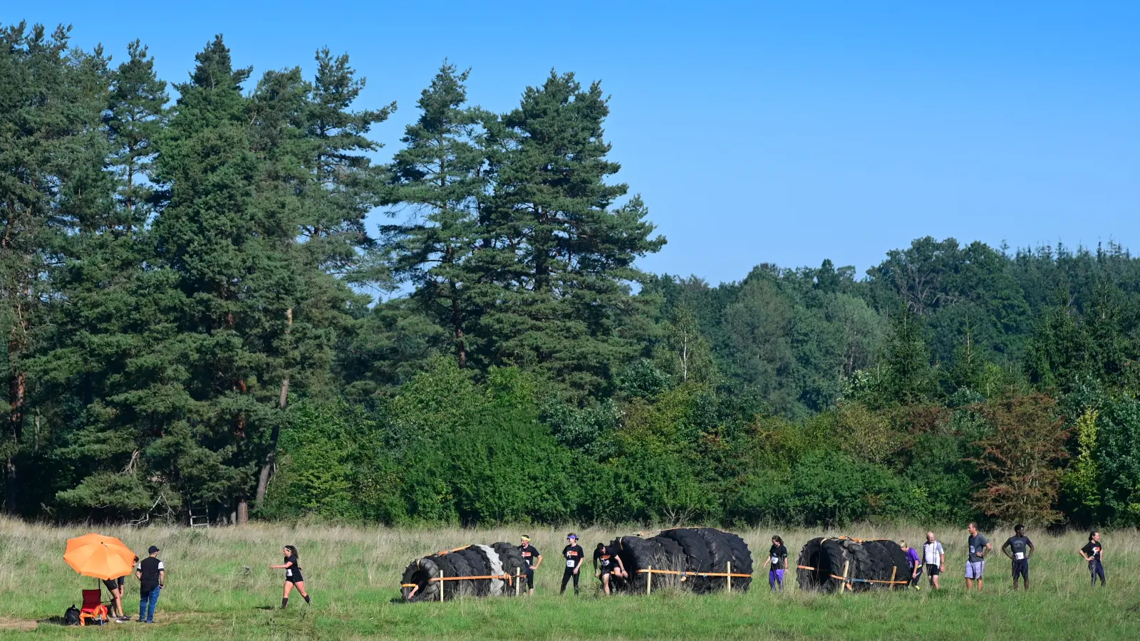 Durch Wasserlöcher und andere Hindernisse hindurch mussten sich die Teilnehmer des „Ansbogger Challenge Fun Run” kämpfen. (Foto: Jim Albright)