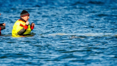  Umweltminister Till Backhaus war auch am Sonntag wieder direkt am Wal. (Foto: Jens Büttner/dpa)
