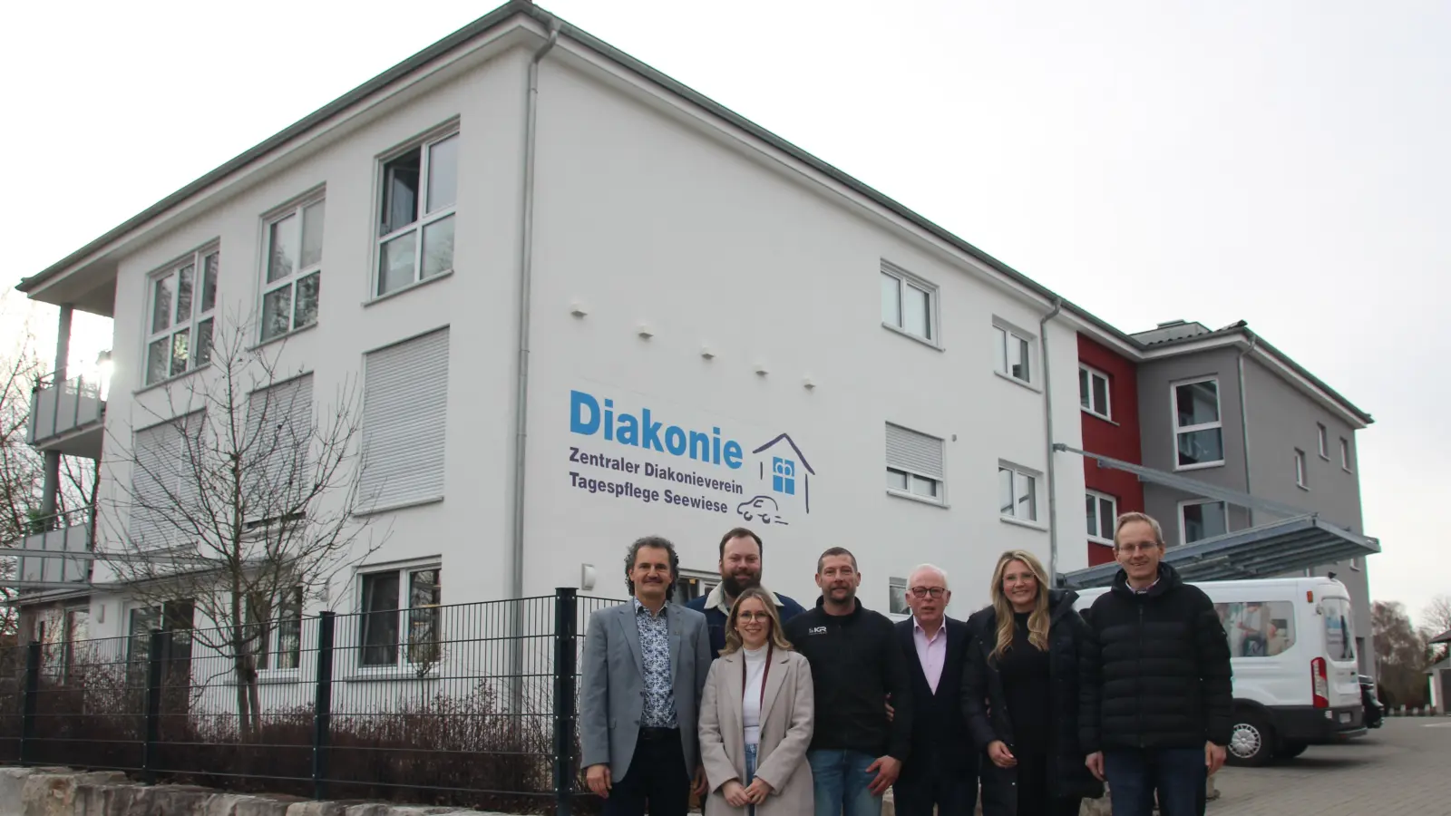 Die Tagespflege „Seewiese” in Wörnitz dient als Vorbild für das Projekt in Oberdachstetten. Realisieren wollen es (von links) Bernhard Haager, Joël Fischer, Lisa Krämer, Reiner Krämer, Helmut Hötzl, Jeanett Baß und Bürgermeister Martin Assum. (Foto: Robert Maurer)