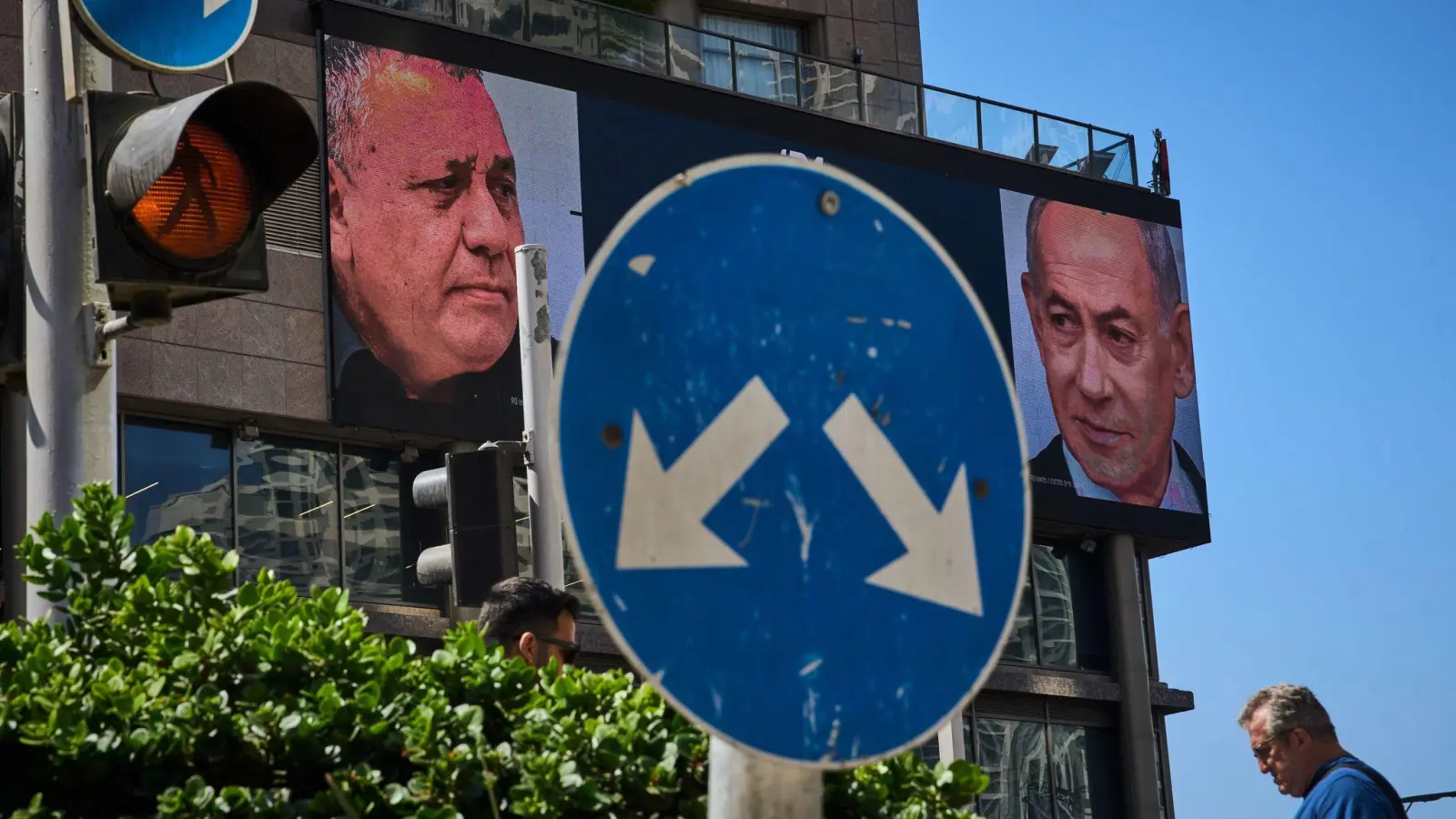 Werbung in Israel, auf der der israelische Ministerpräsident Benjamin Netanjahu (r) und sein wichtigster Rivale bei der Parlamentswahl am 27. Oktober, Gadi Eisenkot, zu sehen ist. (Archivbild) (Foto: Oded Balilty/AP/dpa)