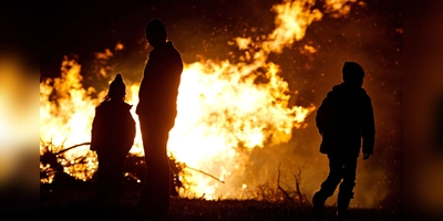 Sonnwendfeuer abzubrennen, ist eine beliebte Tradition in Westmittelfranken. Wenn die Natur allerdings ausgedörrt ist, gilt Vorsicht. (Foto: picture alliance/Nicolas Armer/dpa)