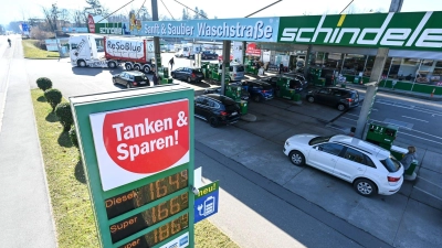 In Österreich tankt es sich in der Regel günstiger - das liegt aber nicht daran, dass die Preise nur einmal pro Tag angehoben werden dürfen. (Symbolbild) (Foto: Felix Kästle/dpa)