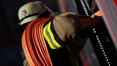 Feuerwehrleute löschen den Brand auf dem landwirtschaftlichen Anwesen (Symbolbild) (Foto: Marijan Murat/dpa)