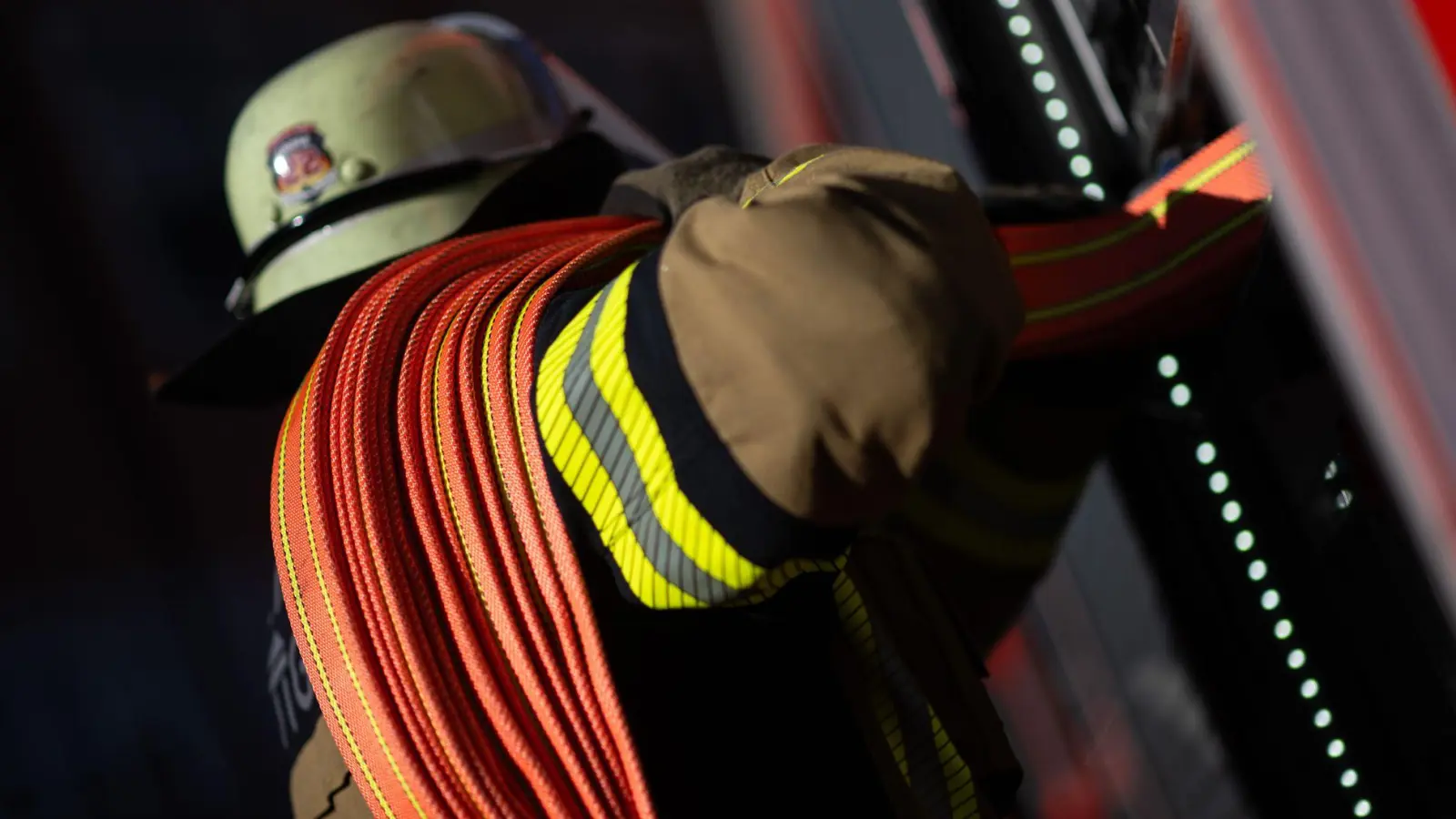 Feuerwehrleute löschen den Brand auf dem landwirtschaftlichen Anwesen (Symbolbild) (Foto: Marijan Murat/dpa)