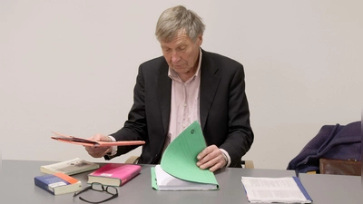 Ernst Hörmann aus Bayern stand im Rahmen eines Berufungsverfahrens erneut vor Gericht, weil er als Mitglied der „Letzten Generation“ an einer Pumpstationen eine Ölleitung von Rostock zur Raffinerie im brandenburgischen Schwedt abgesperrt beziehungsweise dies versucht hatte. (Foto: Bernd Wüstneck/dpa)