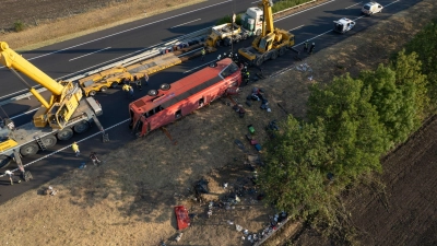 Beim Unfall eines polnischen Reisebusses starben im Osten Ungarns mindestens zwölf Menschen. (Foto: Zoltan Mathe/MTI/AP/dpa)