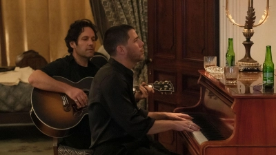 Paul Rudd als Rick und Nick Jonas als Danny in einer Szene des Films „Power Ballad - Der Song meines Lebens”. (Foto: David Cleary/Leonine/dpa)
