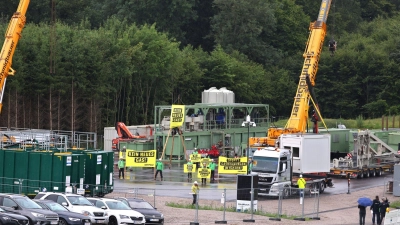 Am Bohrplatz in Reichling wird derzeit der Bohrturm aufgebaut - die Kritiker des Projektes versuchten immer wieder, die Arbeiten zu stören.  (Archivbild) (Foto: Karl-Josef Hildenbrand/dpa)