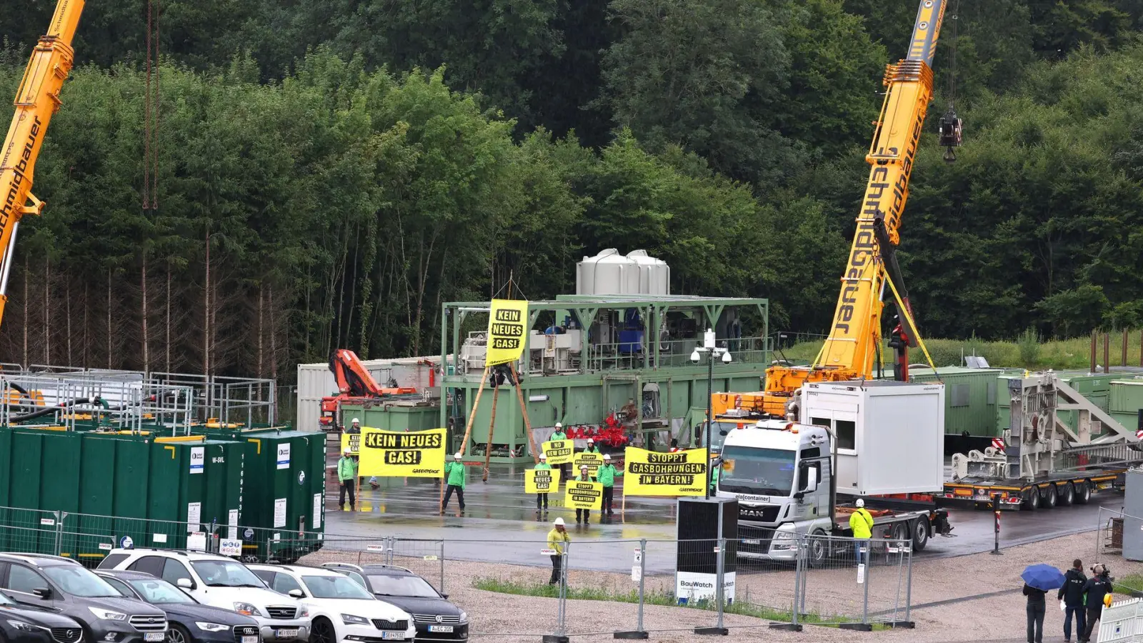 Am Bohrplatz in Reichling wird derzeit der Bohrturm aufgebaut - die Kritiker des Projektes versuchten immer wieder, die Arbeiten zu stören.  (Archivbild) (Foto: Karl-Josef Hildenbrand/dpa)
