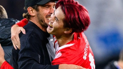 Trainer Julian Schuster und Siegtorschütze Keisuke Goto jubeln gemeinsam. (Foto: Tom Weller/dpa)