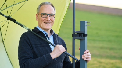 Der Gartentisch ist noch eingemottet, deshalb demonstriert Erfinder Johannes Hoyer seine Schirm-Halterung nur an einem Tischbein. (Foto: Martin Klingel)