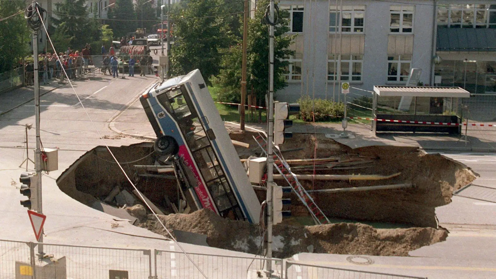 Bei dem Busunglück von Trudering im Jahr 1994 starben drei Menschen. (Archivbild) (Foto: Frank Mächler/dpa)