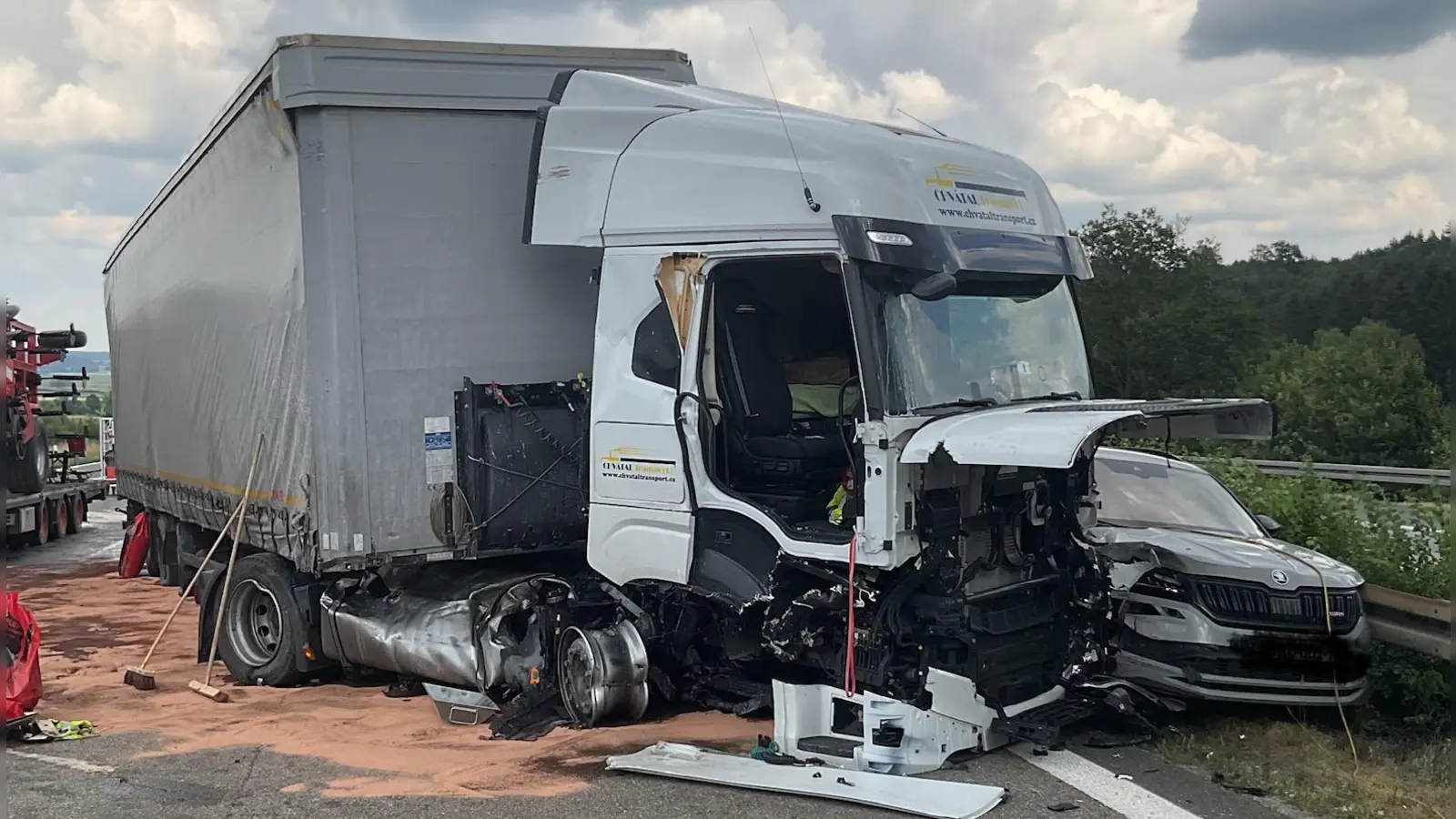 Aufgrerissen wurde der Dieseltank eines Lkw bei einem Unfall am Mittwochnachmittag am Stauende bei Aurach. Der Lastwagen quetschte zudem ein Auto an die Leitplanke. (Foto: Feuerwehr Herrieden)