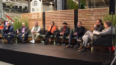 Stellten sich den Fragen von Moderator Mathias Neigenfind (rechts): Oliver Rühl, Hans-Jürgen Eff, Andreas Abs, Elke Homm-Vogel, Michael Jakob, Thomas Deffner und Boris-André Meyer (von links). (Foto: Florian Schwab)