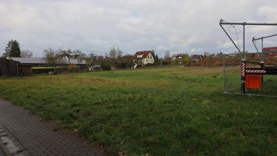 Auf diesem, im Novemberlicht eher trostlosen, Areal an der Bonifatiusstraße plant ein Investor eine Nachverdichtung. Sein Vorhaben stößt in der vorliegenden Form allerdings auf Ablehnung im Gemeinderat. (Foto: Karl-Heinz Panzer)