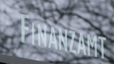 Auch bei falschen Anschuldigungen dürfen die Finanzämter anonyme Anzeigen in der Regel geheim halten. (Symbolbild)  (Foto: Bernd Weißbrod/dpa)