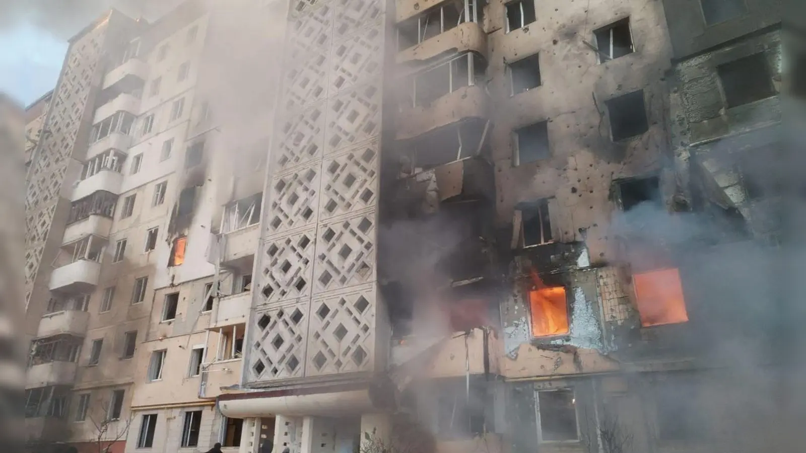 Die Ukraine leidet täglich unter Zerstörungen, will aber keine Friedenslösung, die einer Kapitulation gleichkäme. (Foto: Uncredited/Ukrainian Emergency Service/AP/dpa)