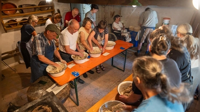 Begeistert machten sich alle Teilnehmerinnen und Teilnehmer ans Teigkneten. (Foto: Mirko Fryska)