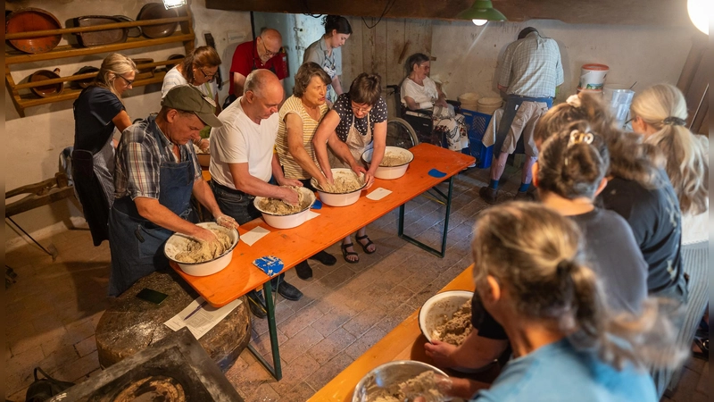 Begeistert machten sich alle Teilnehmerinnen und Teilnehmer ans Teigkneten. (Foto: Mirko Fryska)