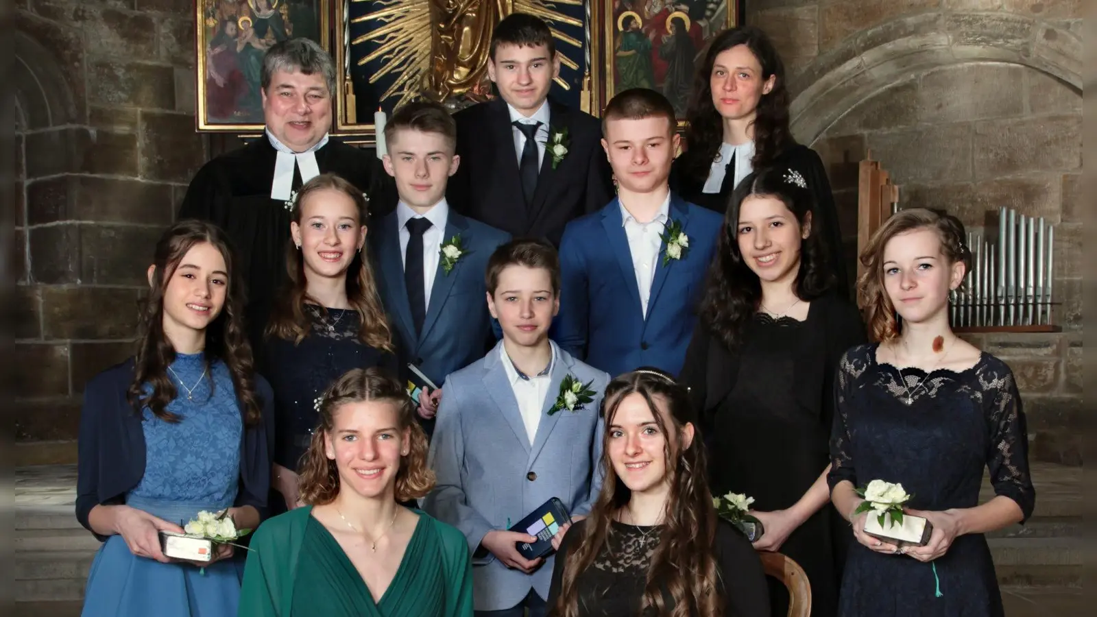 Am ersten Konfirmationswochenende wurden in der Kirchengemeinde Feuchtwangen am vergangenen Sonntag insgesamt 20 Mädchen und Jungen eingesegnet. (Foto: Petra Brenne, Fotostudio Brenne)