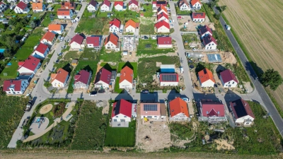 Die Finanzaufsicht lockert die Kreditvorgaben für Banken - das könnte zu mehr Immobiliendarlehen führen (Archivbild) (Foto: Jan Woitas/dpa)