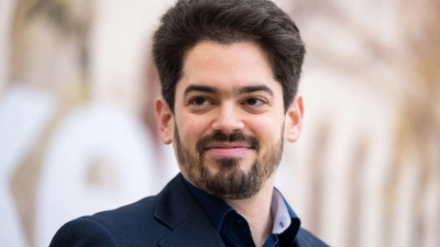 Lahav Shani ist der künftige Chefdirigent der Münchner Philharmoniker. (Foto: Sven Hoppe/dpa)