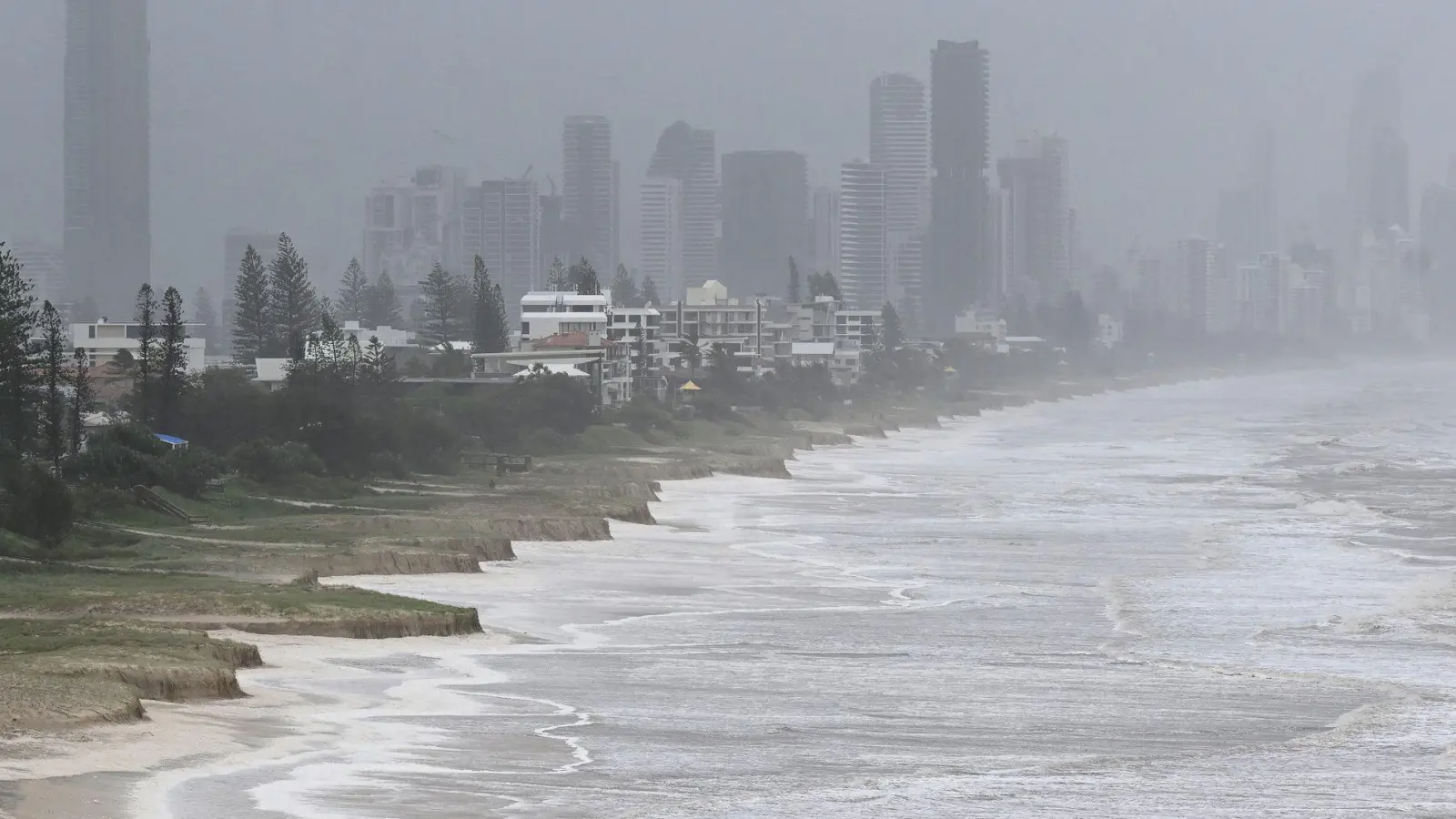 Statt Sandstrand ragen an der Gold Coast stellenweise nun meterhohe „Klippen“ ins Meer. (Foto: Dave Hunt/AAP/dpa)