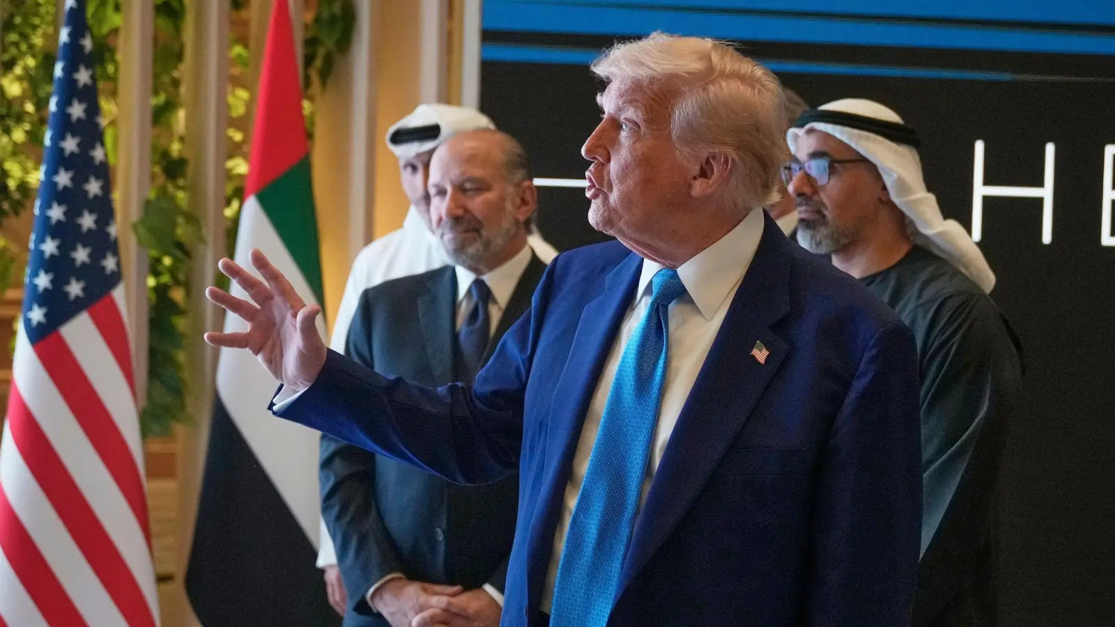 US-Präsident Trump will wegen der Geburt eines Enkels schnell heimkehren von seiner Nahost-Reise - und keinen Abstecher zu den Ukraine-Gesprächen in der Türkei machen. (Foto: Altaf Qadri/AP/dpa)