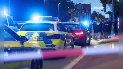 Nach den Schüssen auf einen Polizisten in Göttingen wurde nach dem mutmaßlichen Täter gesucht - nun hat sich der 16-Jährige der Polizei gestellt. (Foto: Stefan Rampfel/dpa)