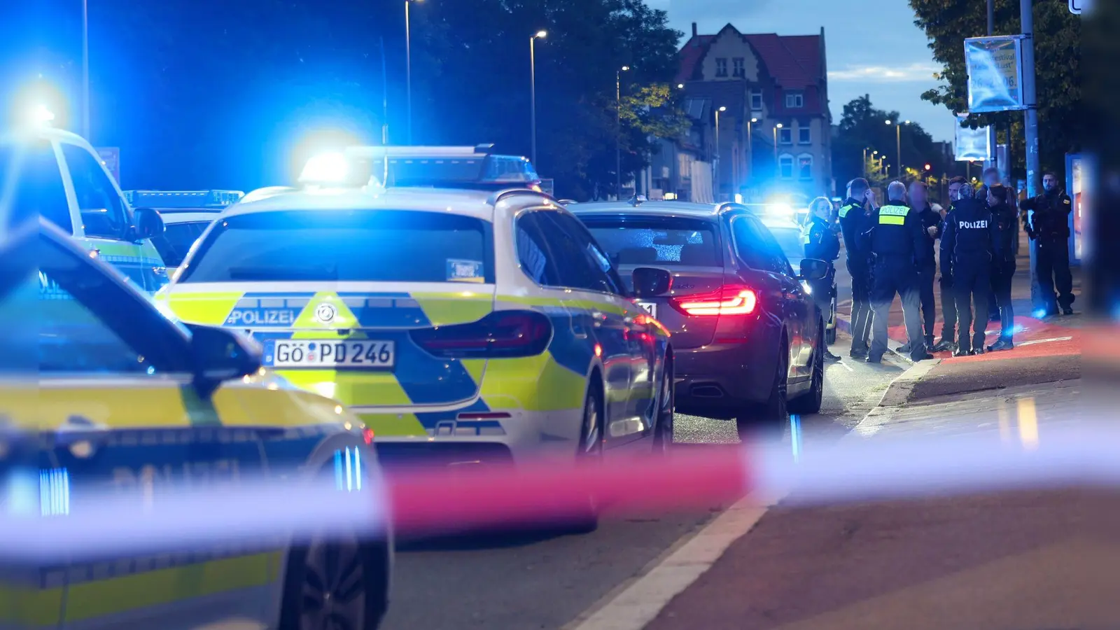 Nach den Schüssen auf einen Polizisten in Göttingen wurde nach dem mutmaßlichen Täter gesucht - nun hat sich der 16-Jährige der Polizei gestellt. (Foto: Stefan Rampfel/dpa)