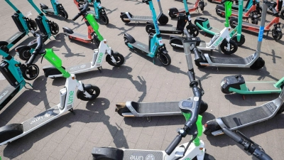Auch wenn es sich in Großstädten nicht unbedingt so anfühlt: Die Zahl der zur Miete angebotenen E-Scooter ist zuletzt gesunken. (Archivbild) (Foto: Christian Charisius/dpa/dpa-tmn)