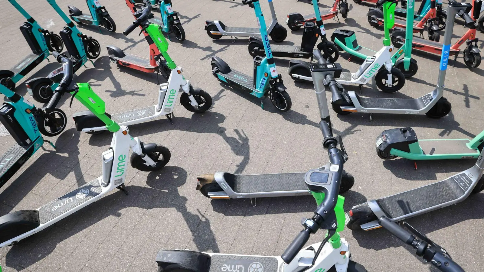 Auch wenn es sich in Großstädten nicht unbedingt so anfühlt: Die Zahl der zur Miete angebotenen E-Scooter ist zuletzt gesunken. (Archivbild) (Foto: Christian Charisius/dpa/dpa-tmn)