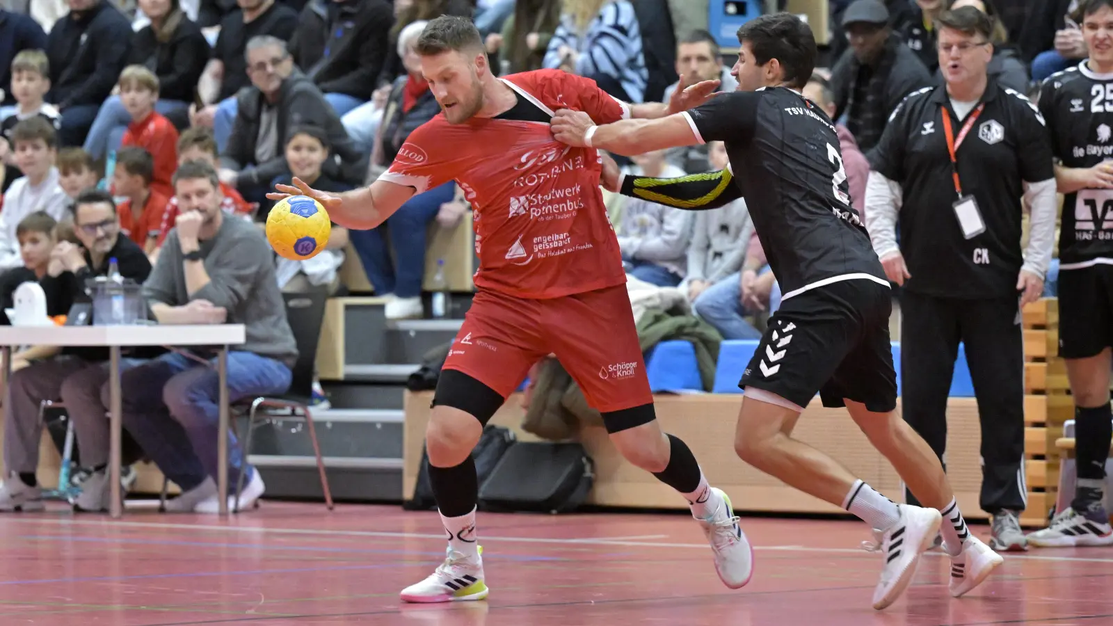 Dennis Orf (in Rot, hier gegen Max Manz vom TSV Haunstetten) ist ein wichtiger Baustein der Rothenburger Abwehr und dürfte gegen Bayreuth Schwerstarbeit leisten müssen. (Foto: Martin Rügner)