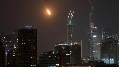 In der Nacht gibt es in Israel erneut Raketenalarm.  (Foto: Leo Correa/AP/dpa)