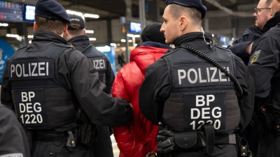 In Bayern konnten an den Bahnhöfen auch zwei Haftbefehle vollstreckt werden. (Archivbild) (Foto: Peter Kneffel/dpa)