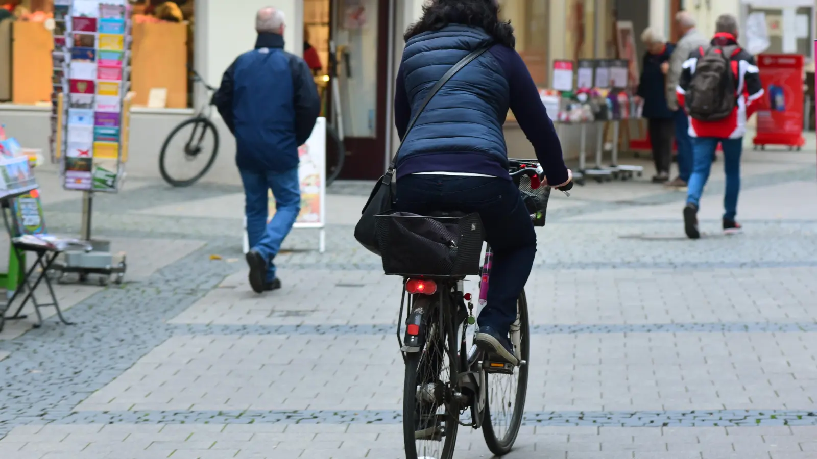 Seit vier Jahren darf man in der Ansbacher Fußgängerzone radeln. Das erhöht die Attraktivität der Innenstadt für die Fahrradfahrer. Allerdings muss man hier Schrittgeschwindigkeit fahren. (Foto: Jim Albright)