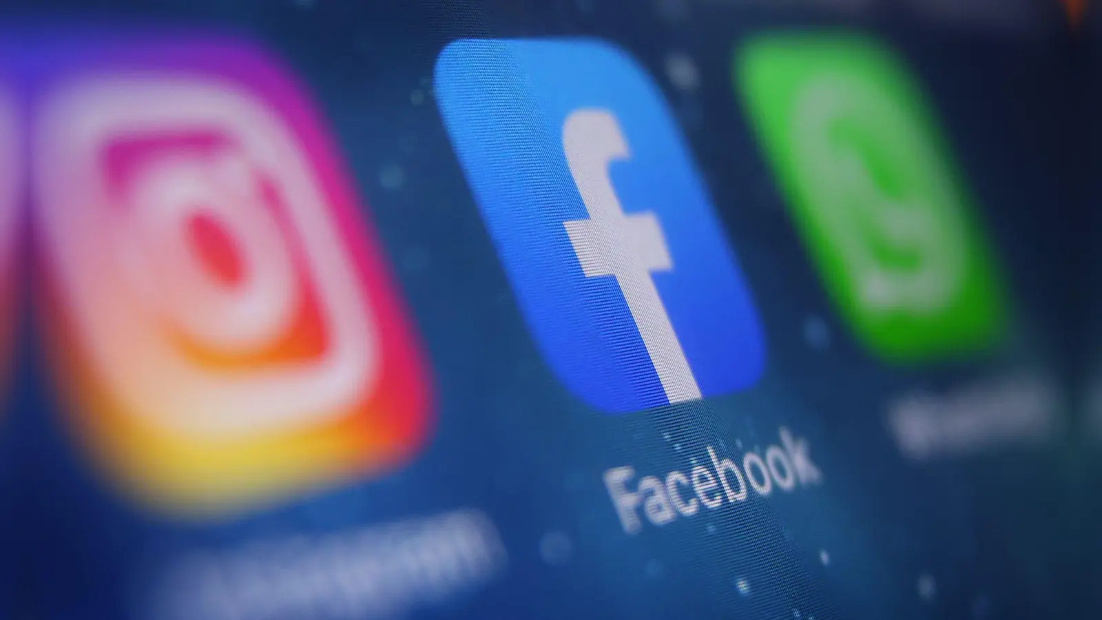 Meta will seine KI-Software Meta AI durch Nutzerdaten aus Instagram und Facebook trainieren. Verbraucherschützer sehen einen Verstoß gegen Datenschutzrecht und sind jetzt vor Gericht gezogen. (Symbolbild) (Foto: Karl-Josef Hildenbrand/dpa)