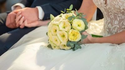 Eigentlich sollte es ein schöner Tag zwischen Liebenden werden, doch in Straubing eskalierte eine Hochzeit. (Symbolbild) (Foto: Silas Stein/dpa)