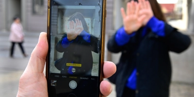 Andere fotografieren, ohne deren Erlaubnis einzuholen, ist strafbar. Viele Schüler (und auch andere Menschen) wissen das nicht. (Foto: Jim Albright)