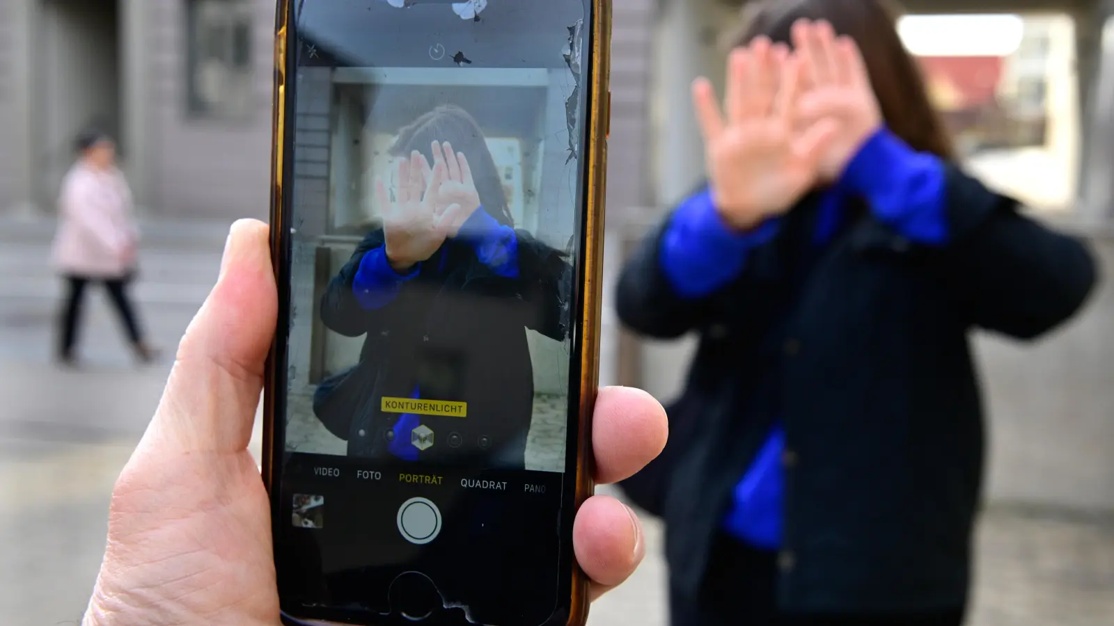 Andere fotografieren, ohne deren Erlaubnis einzuholen, ist strafbar. Viele Schüler (und auch andere Menschen) wissen das nicht. (Foto: Jim Albright)