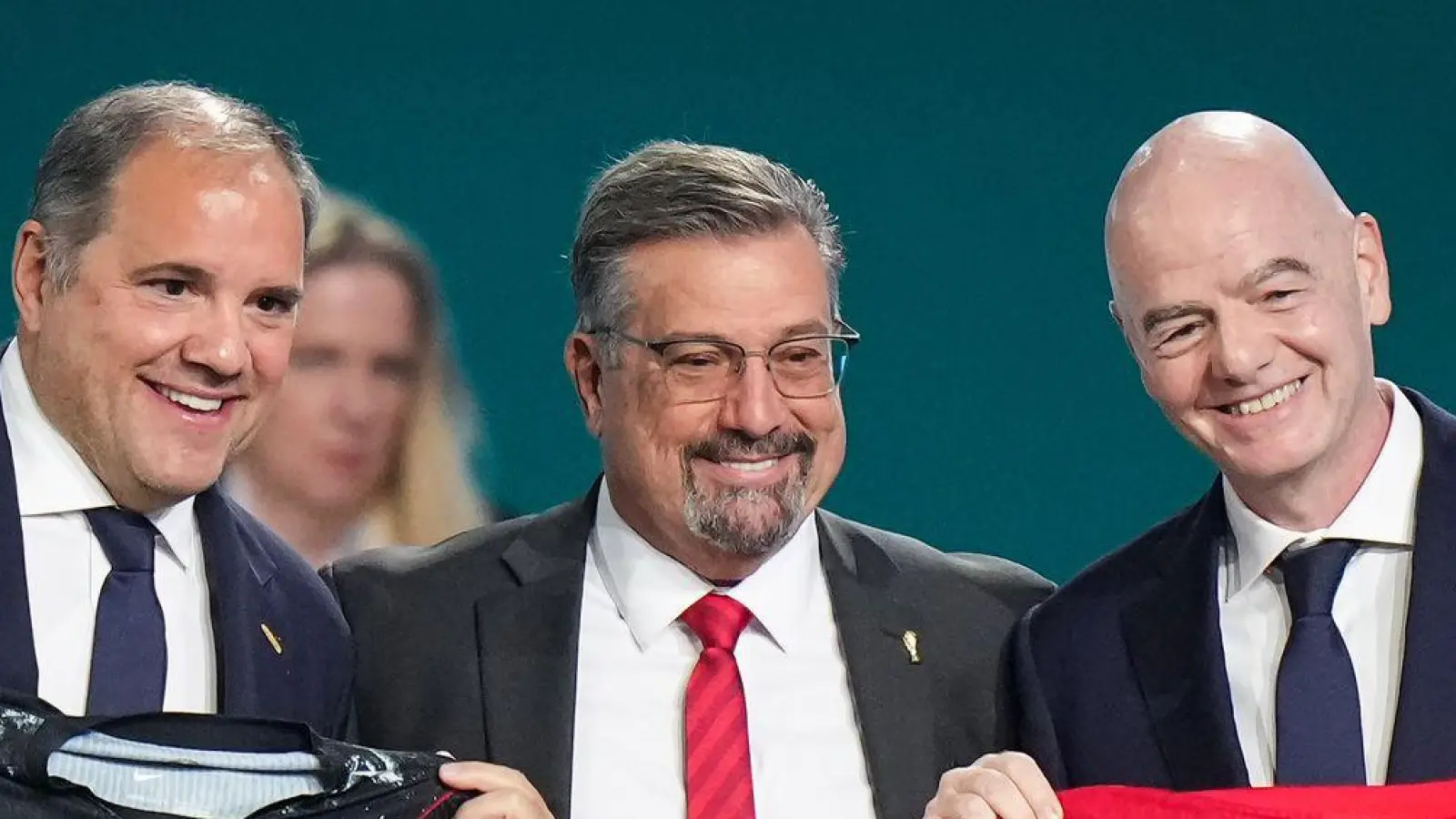 Montagliani (l.) und Infantino (r.) könnten zu Rivalen werden. (Archivbild) (Foto: Darryl Dyck/The Canadian Press/AP/dpa)