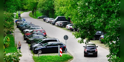 Der Rezatparkplatz Mitte. Wird der Umgestaltungsplan des Bürgerrates Wirklichkeit, wird ein Teil der Stellplätze wegfallen. (Archivbild: Jim Albright)