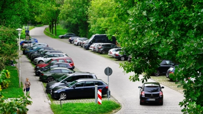 Der Rezatparkplatz Mitte. Wird der Umgestaltungsplan des Bürgerrates Wirklichkeit, wird ein Teil der Stellplätze wegfallen. (Foto: Jim Albright)