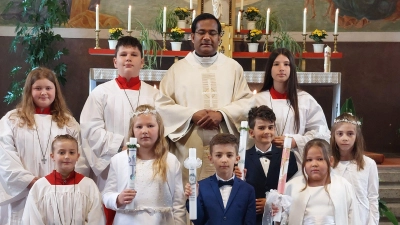 Bei der Erstkommunion-Feier in der St. Raphaels-Kirche in Großohrenbronn empfingen fünf Kinder die Erste Heilige Kommunion durch Pfarrer Jojo Koonammaruthumkal. (Foto: Gerlinde Lutz)