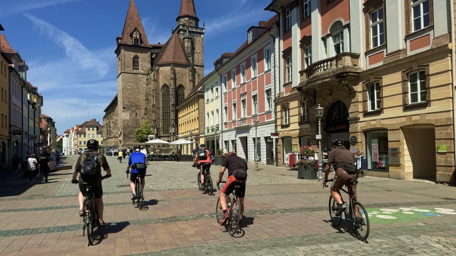 Radfahrer auf dem Martin-Luther-Platz in Ansbach. (Archivbild: Oliver Herbst)