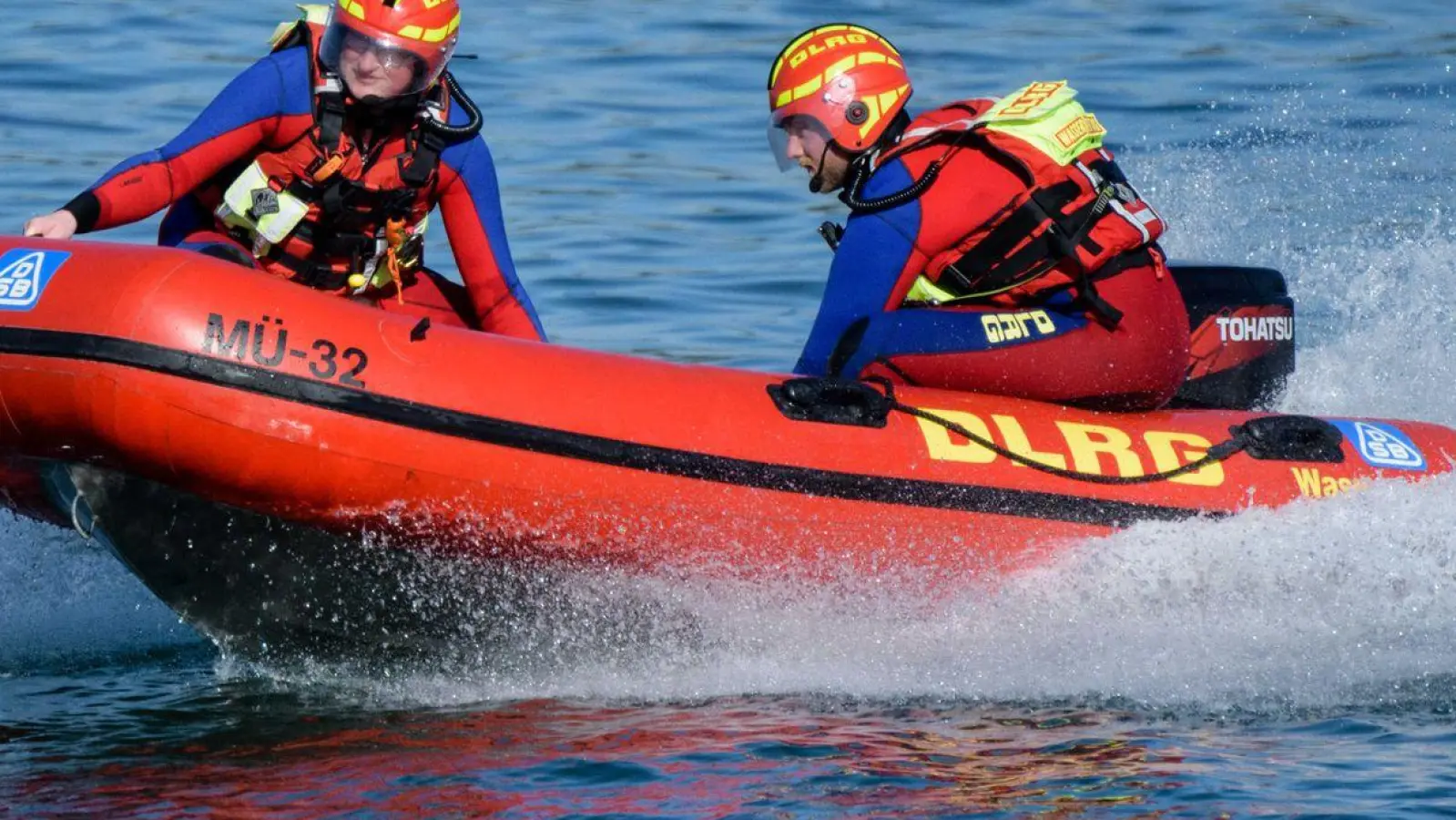 Wasserretter der Deutschen Lebens-Rettungs-Gesellschaft (DLRG) fahren in einem Schnellboot. (Foto: Matthias Balk/dpa/Symbolbild)