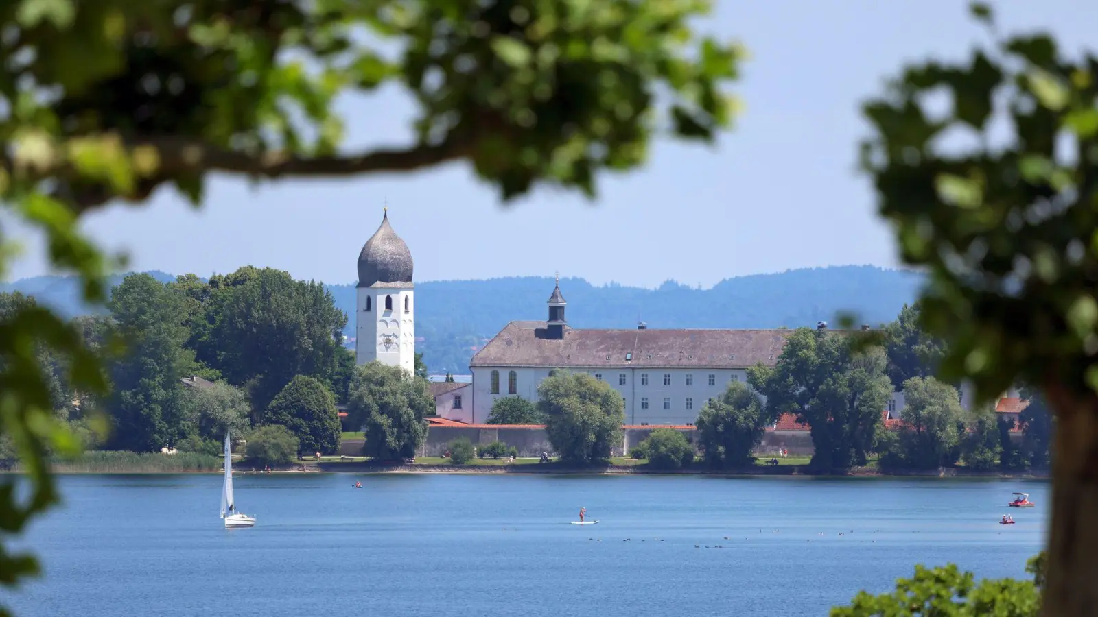 Der Chiemsee mit der Fraueninsel ist ein beliebtes Ausflugsziel in Oberbayern. (Archivbild) (Foto: Karl-Josef Hildenbrand/dpa)