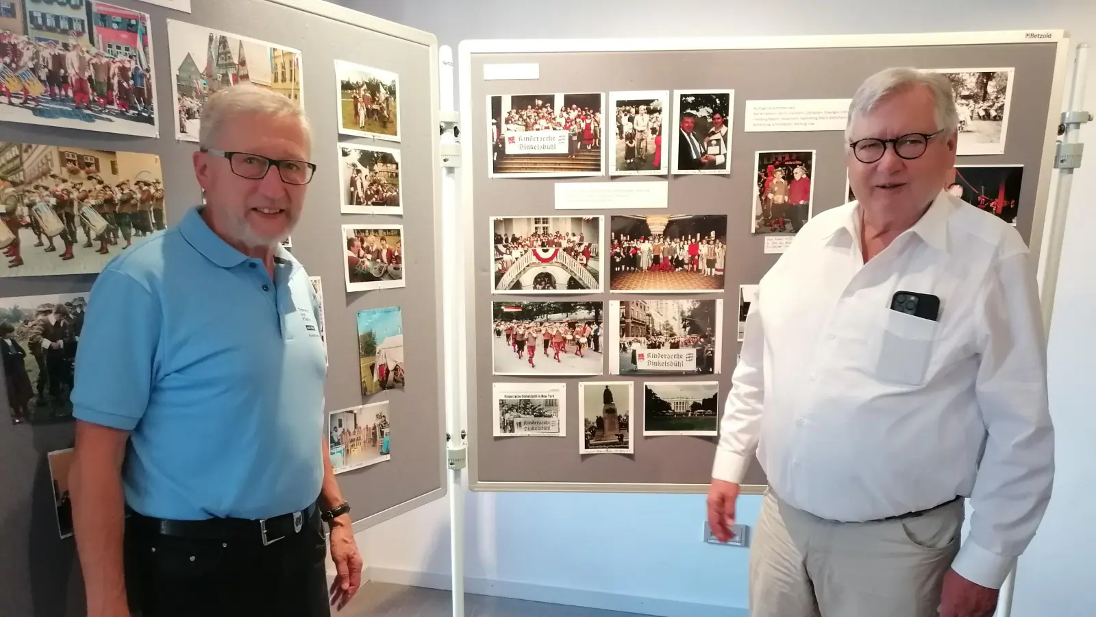 Die Ausstellung „100 Jahre Trommler und Pfeifer der Kinderzeche“ wurde von Hartmut Weber und Roland Kechelen zusammengestellt. Die meisten Aufnahmen stammen aus dem Fundus von Kechelen. Das Foto zeigt Gruppenchef Friedrich Weber (links) zusammen mit Hartmut Weber. (Foto: Friedrich Zinnecker)