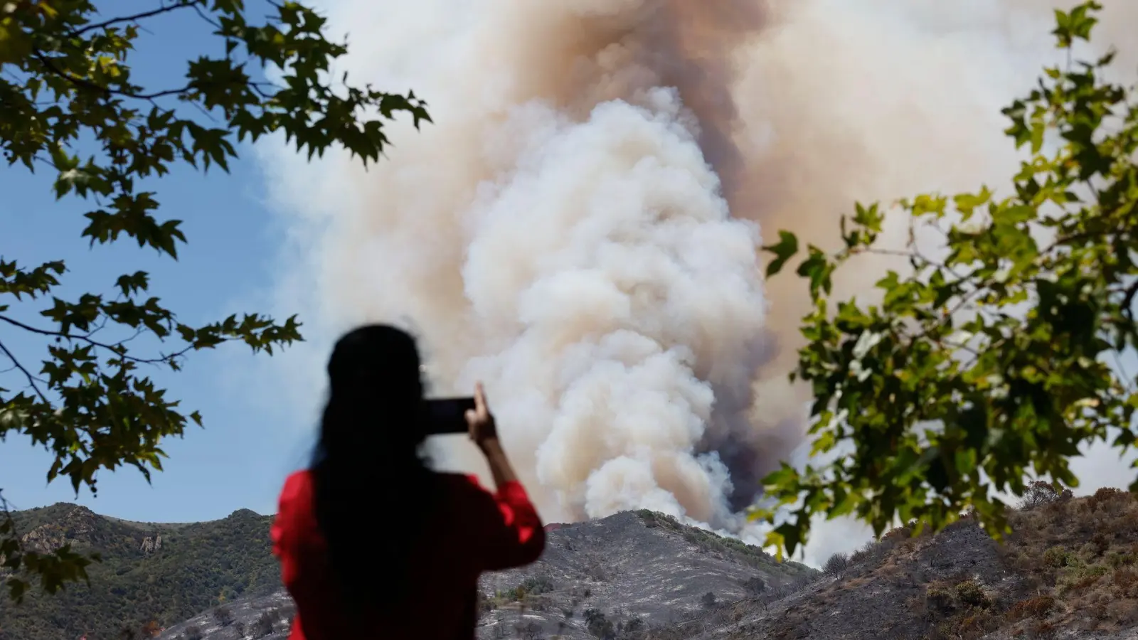 Die Feuerwehr macht Fortschritte bei der Brandbekämpfung.  (Foto: Caroline Brehman/FR172323 AP/AP/dpa)