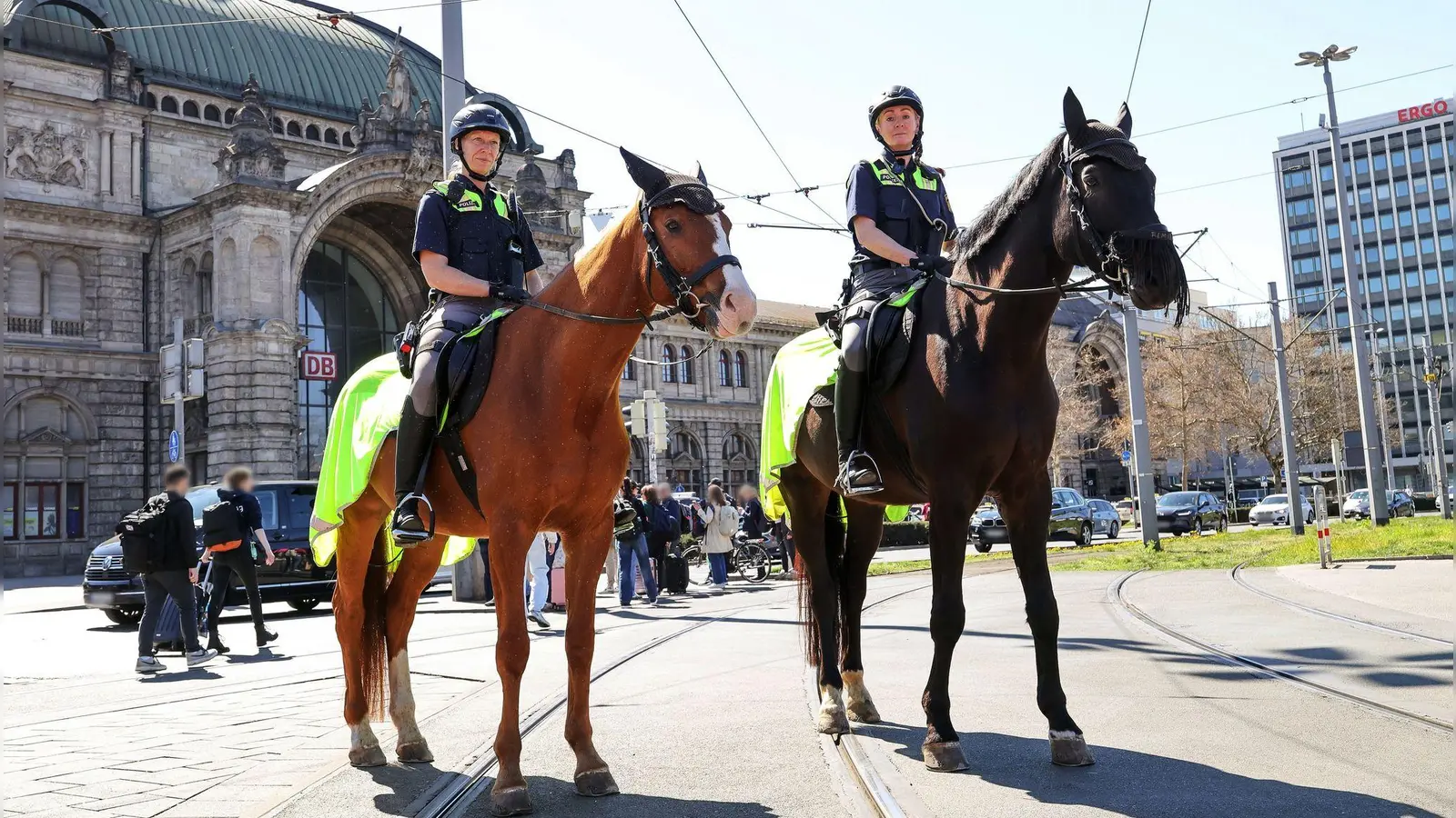 Schon allein wegen ihrer Größe sind die beiden Polizeipferde Quickly (l) und Remus (r) von Weitem sichtbar. Das soll Kriminelle abschrecken und Bürgern ein Gefühl von Sicherheit vermitteln.  (Foto: Daniel Löb/dpa)
